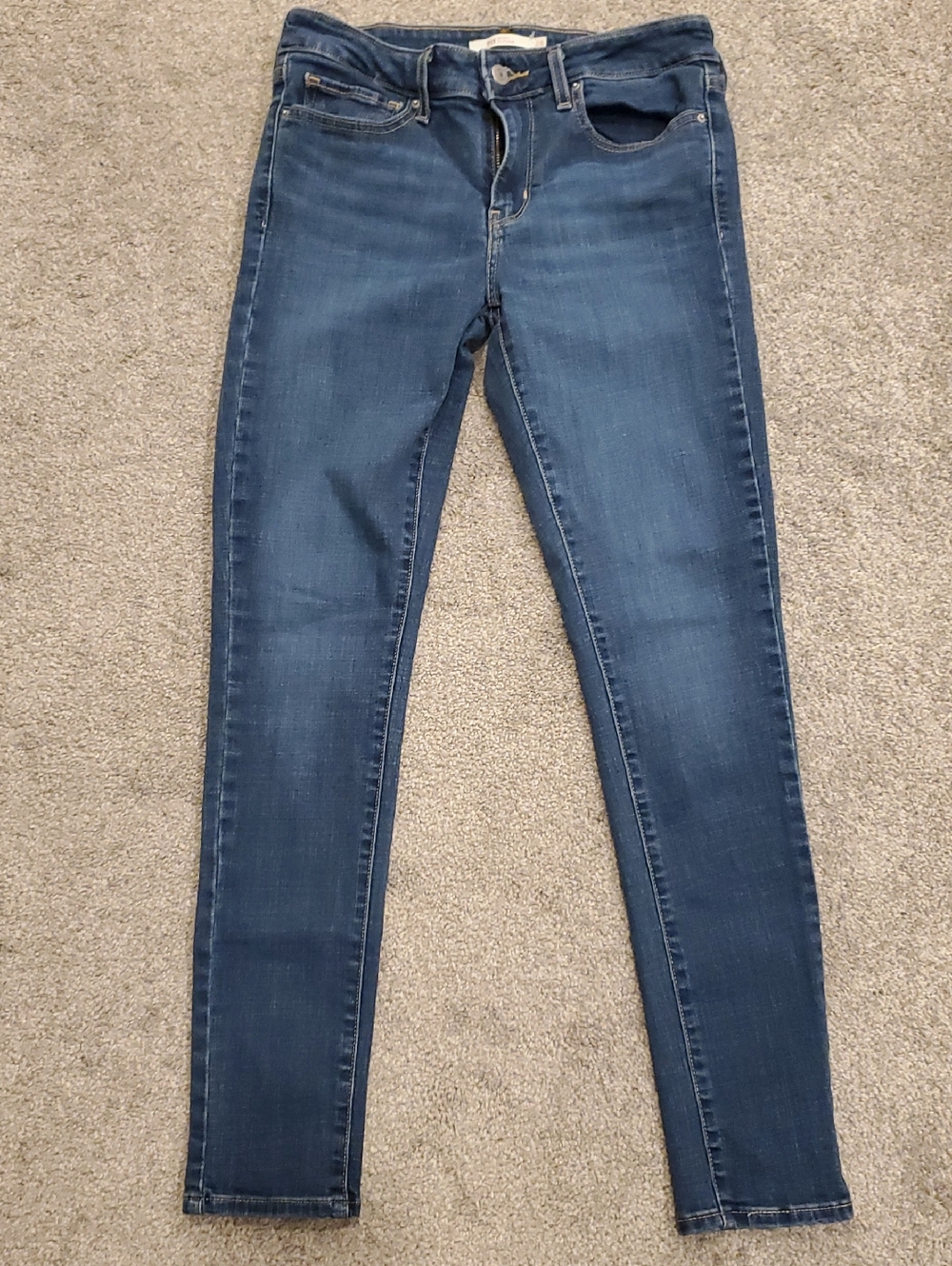 Levis- 711 Skinny med/dark blue no distressing Like New